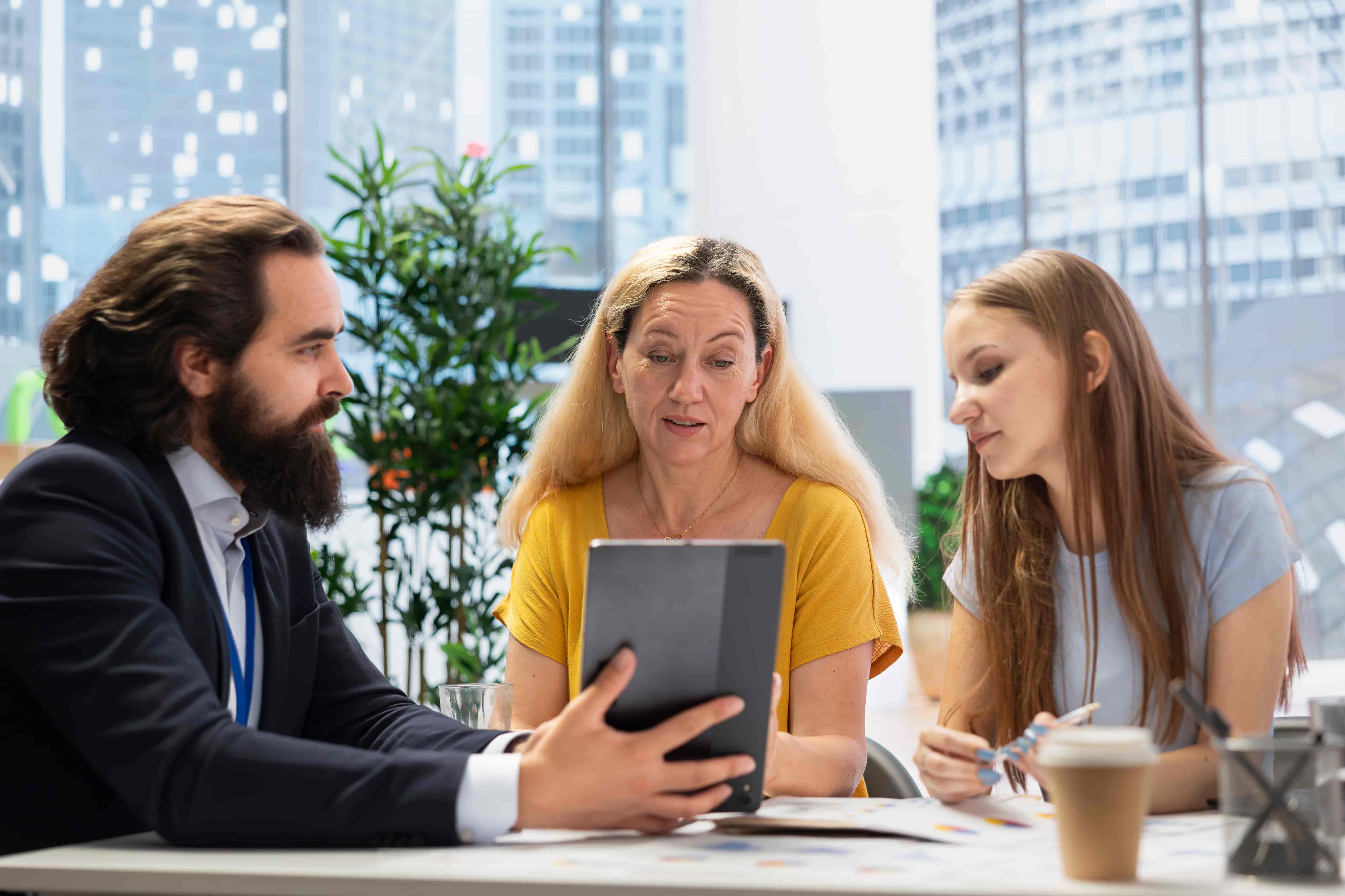 Insurance Advisor vs. Broker: Who Saves You More?
