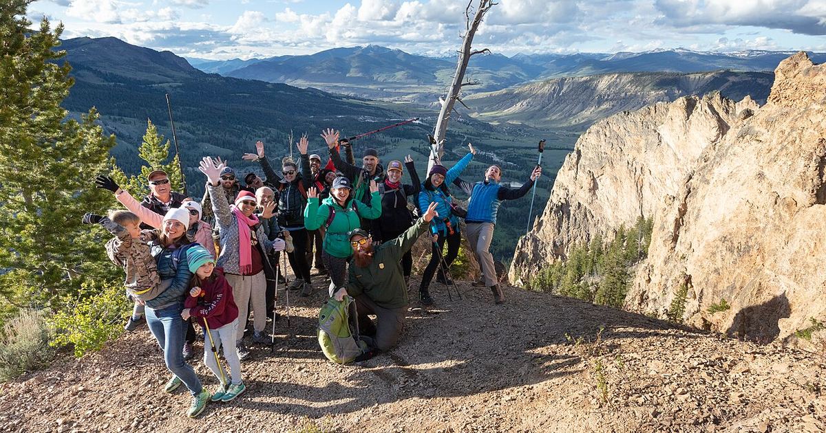 How to Choose Between a Guided Tour and Independent Travel
