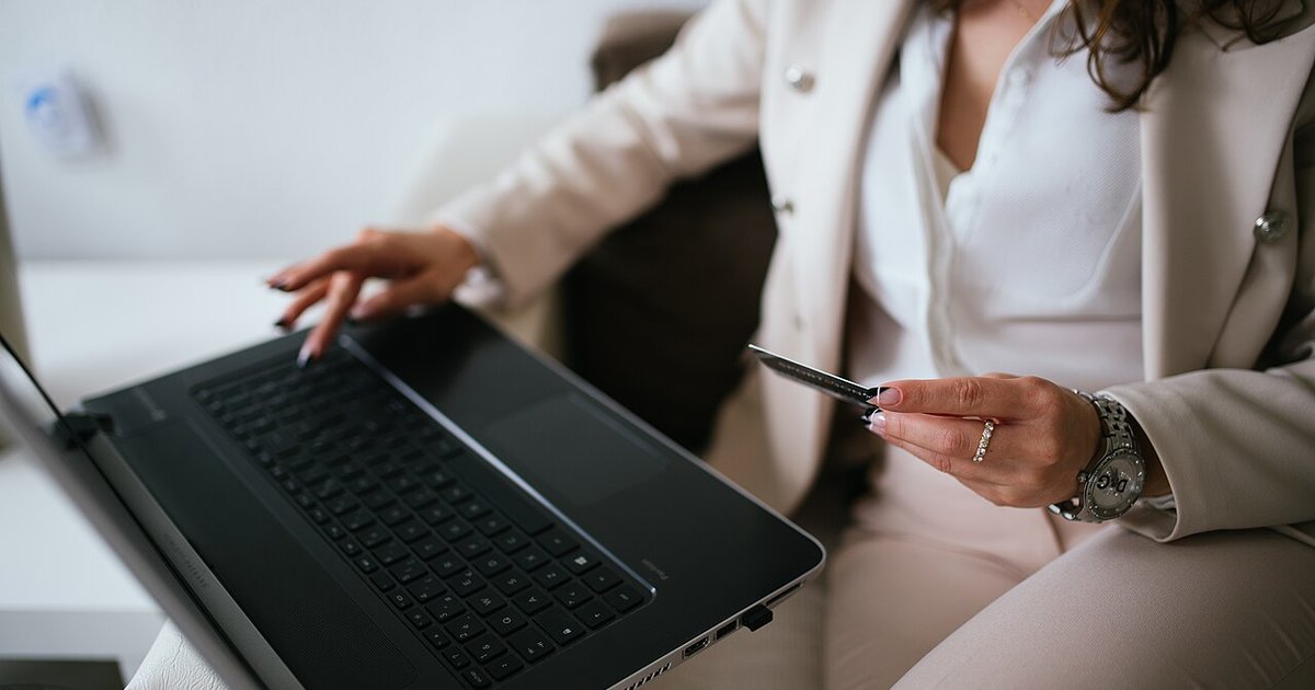How to Protect Yourself From Fake Online Stores and Scam Listings